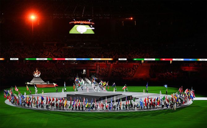 東京のオリンピックスタジアムで行われた2020年東京オリンピックの閉会式で、国旗が掲げられている