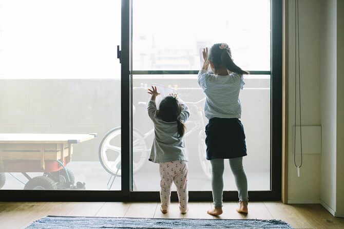 二人の小さな女の子が窓を掃除