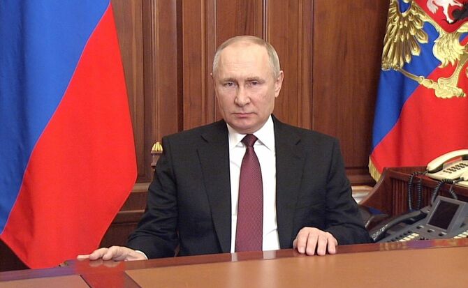 2022年2月24日、ロシアのモスクワで、ウクライナにおけるロシアの軍事作戦について話すウラジーミル・プーチン大統領。