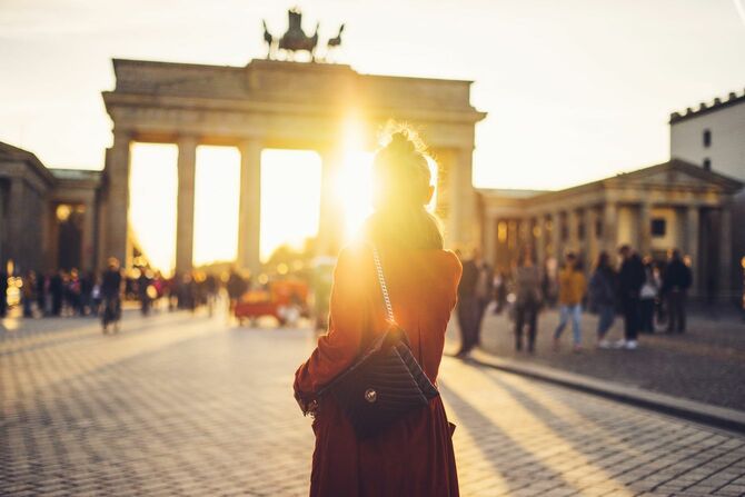 ドイツ・ベルリンのブランデンブルク門の前に若い女性