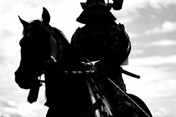 福島県相馬市で開催される「相馬野成」で 武士の鎧を身にまとう人