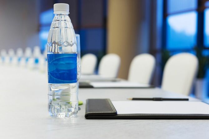 会議室に置かれたペットボトル