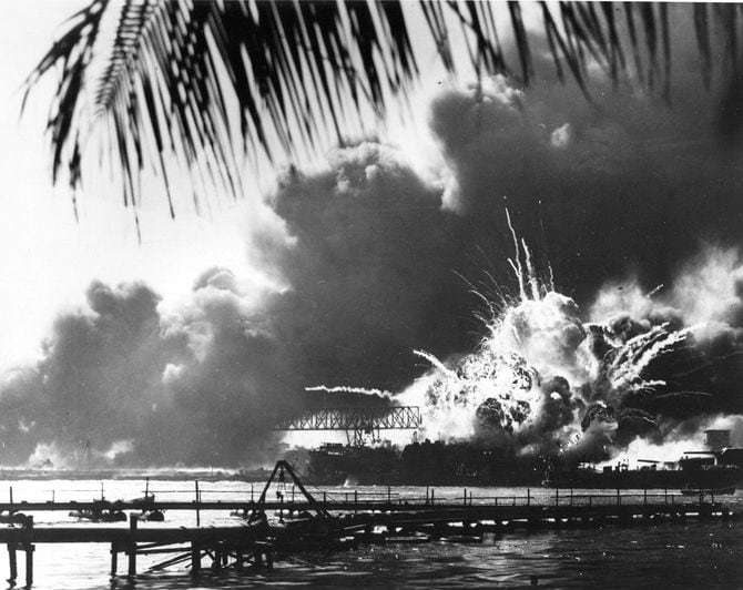 1941年12月7日午前9時30分、日本軍の真珠湾への空襲で爆発したアメリカ海軍駆逐艦USSショー（DD-373）の前方弾薬庫