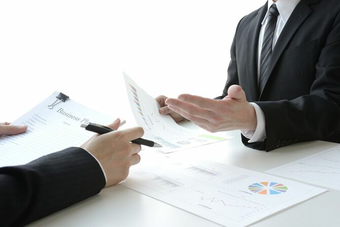 会議室でのビジネスチームディスカッション