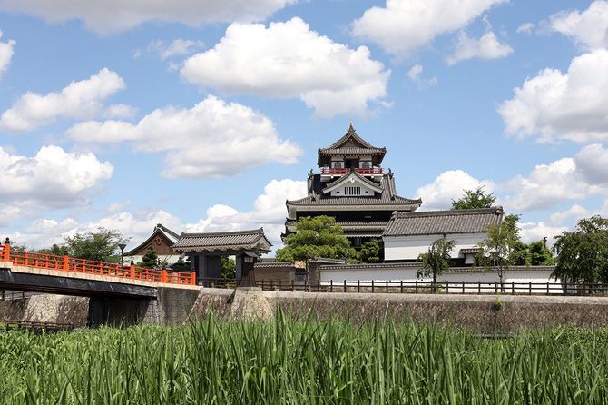 五条川の対岸から望む清洲城天守