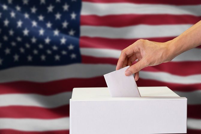 男性キャスト投票を挿入を選択して彼が米国旗の背景にブレンドでポーリング] ボックスで望んでいる意思のクローズ アップ