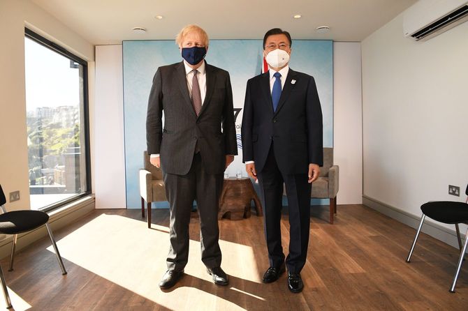 英コーンウォールで開催されたG7サミットでの二国間会談を前に、記念撮影に応じるボリス・ジョンソン首相（左）と韓国の文在寅大統領＝2021年6月13日