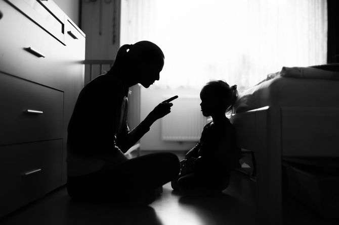 子供をしかりつける母親