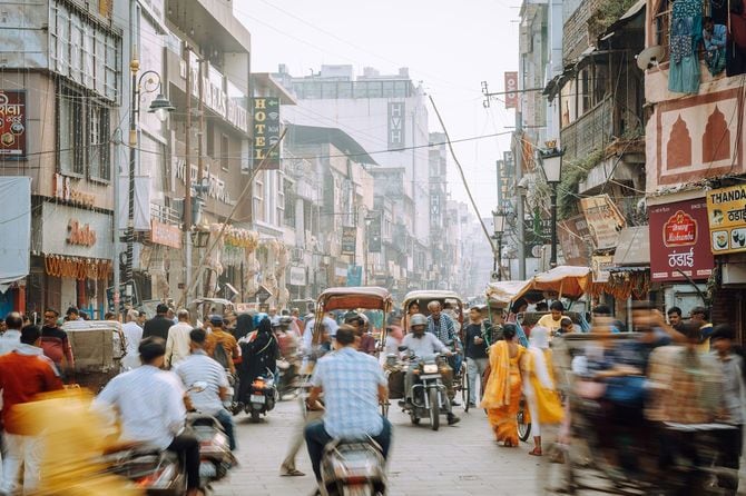 インド・バラナシの賑やかな街並み