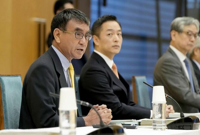 「能動的サイバー防御」に関する有識者会議の第3回会合であいさつする河野デジタル相(左端)=2024年8月6日午後、首相官邸