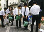掃除はご近所で有名。中央区から感謝状をもらったこともあるという。