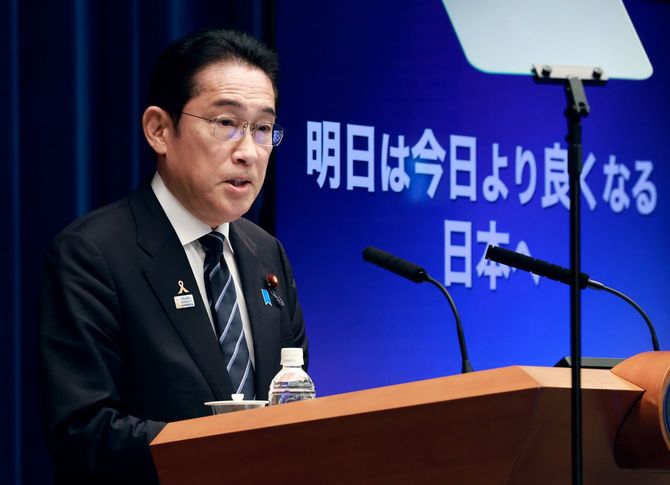 経済対策などについて記者会見する岸田文雄首相＝2023年11月2日午後、首相官邸