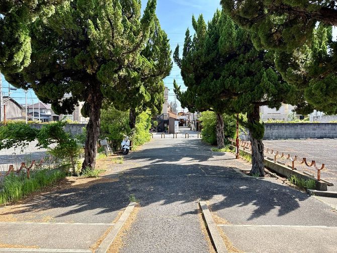 サンモール高砂から商店街までの間に通路が整備されている。街路樹が植えられ、特徴的な形の柵があり、楽しげな道を作ろうとしたことが伝わってくる