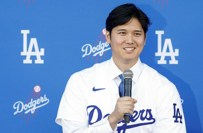 2023年12月14日、米カリフォルニア州ロサンゼルスで入団会見に臨むロサンゼルス・ドジャースの大谷翔平選手。大谷選手は先日、球団と10年契約で7億ドル(約700億円/6億3600万ユーロ)を契約し、球界史上最高年俸選手となった。