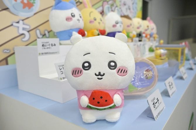 セブン‐イレブンとアニメ映画「ちいかわ 人魚の島のひみつ」のコラボフェア発表会(=2026年7月15日、東京都千代田区の同社本社)