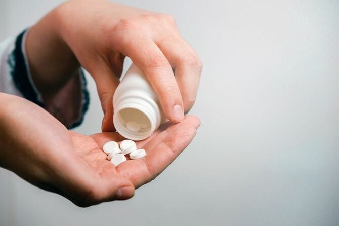 サプリメントを手に取る女性