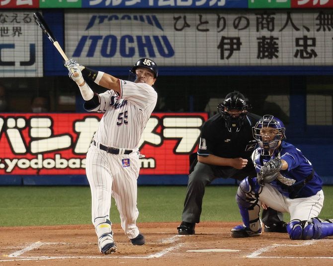 3回、50号の先制3ランを放ったヤクルトの村上宗隆＝2022年9月2日、神宮球場