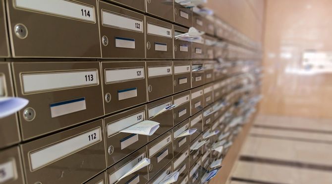 壁一面のメールボックスでの建物