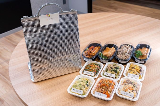 惣菜は保冷バッグに入れて届く。黒いパックが主菜、白いパックが副菜。