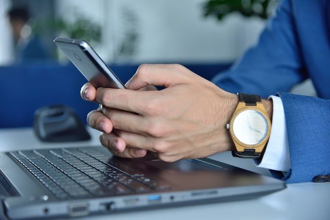 オフィスでラップトップとスマートフォン