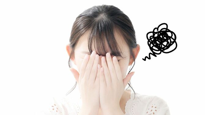 顔を隠しているアジアの女性