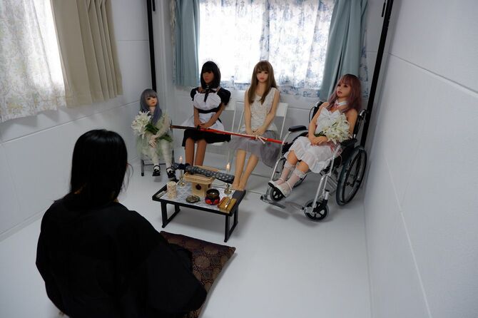 ドール葬儀、読経の様子