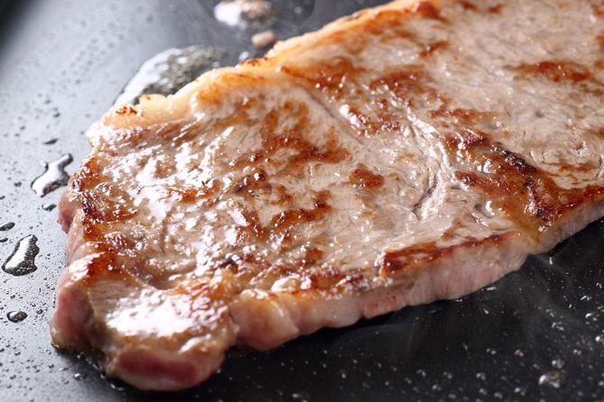 鉄板のステーキ