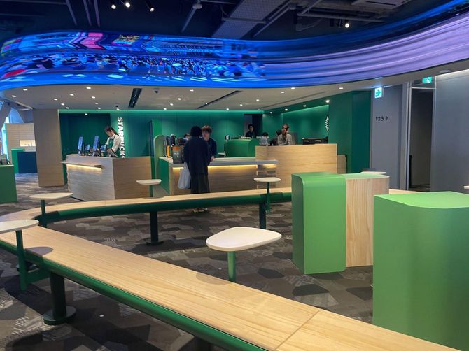 渋谷TSUTAYA2階にあるスターバックスもゆとりのある店舗設計だ