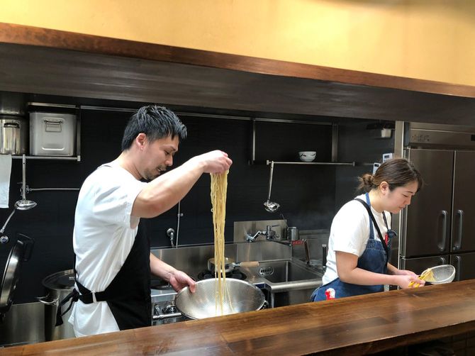 厨房に立つ利幸さんと奈津子さん