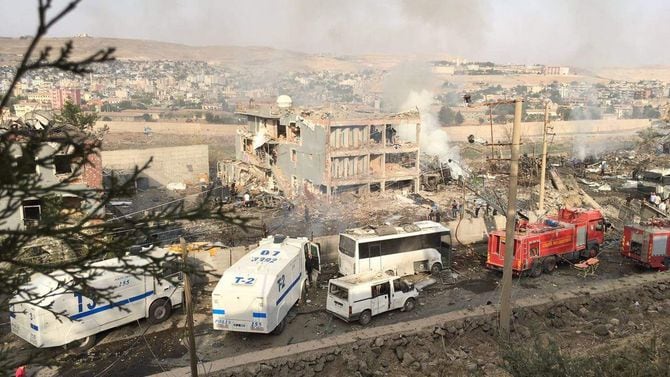 2016年8月26日、トルコ南東部シュルナク県ジズレで、自動車爆弾により破壊された警察庁舎（トルコ）