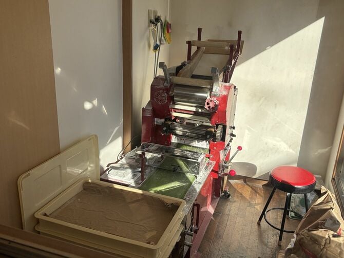 店外から見ることもできる製麺機