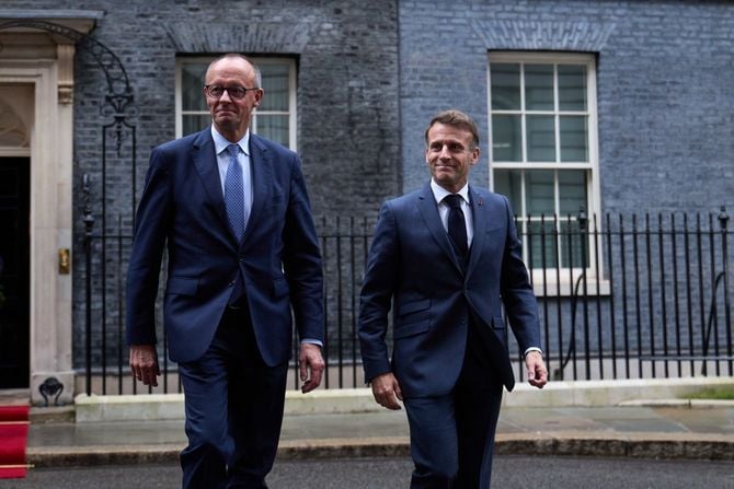 ロンドンで会談を行ったフランスのエマニュエル・マクロン大統領とドイツのフリードリヒ・メルツ連邦首相