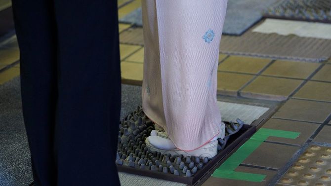 会場では手のひらだけでなく靴の裏まで消毒を実施した。