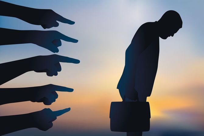 指をさされ拒絶される人