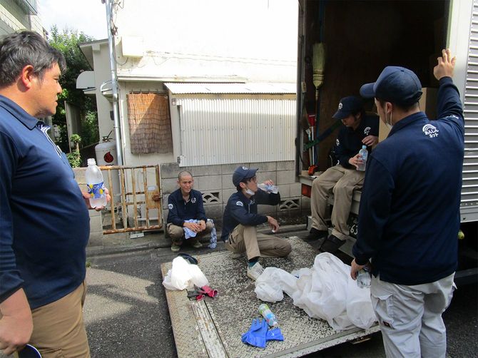 「あんしんネット」の作業員が整理の合間に休憩する様子。「体力」だけでなく「メンタル」も消耗する仕事だ。