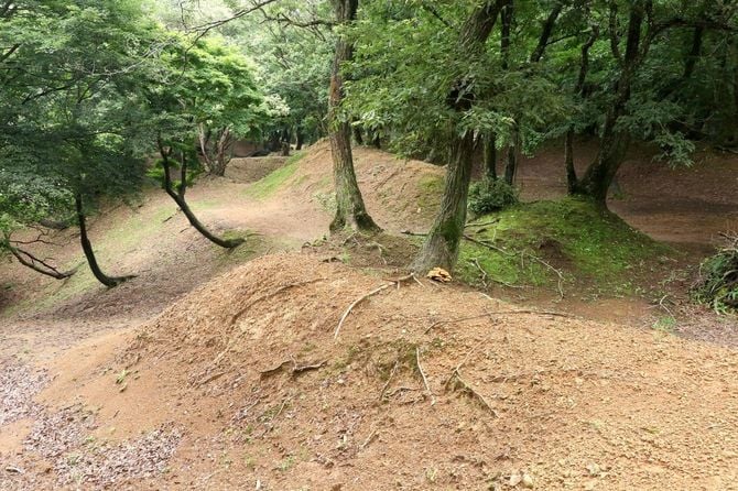 直角に二度折れる土塁