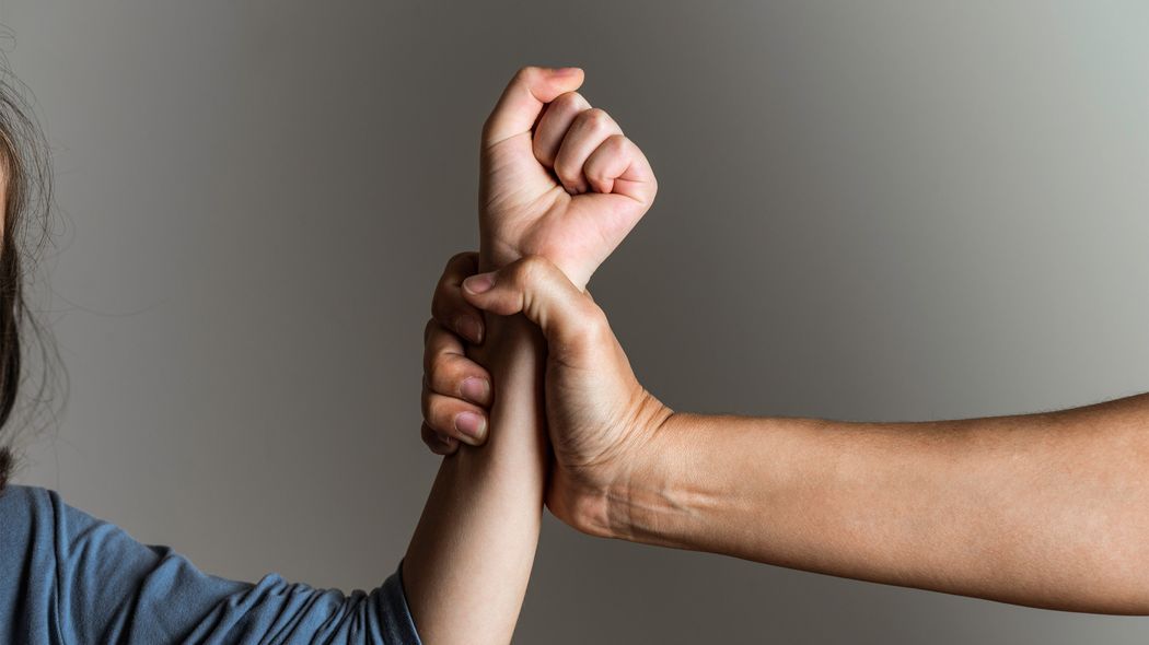 子供の暴力が激しければ警察に通報していい…｢近所に知られたくない｣と悩む親に児童精神科医が伝えたいこと 受け止めることとすべての行為を許すことは違う