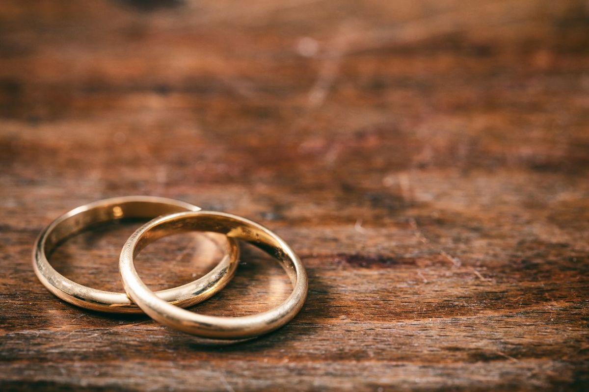 机の上に置かれた一対の結婚指輪