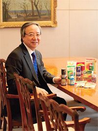 <strong>味の素 伊藤雅俊社長</strong>●1947年生まれ。慶應義塾大学経済学部卒業。71年4月、味の素入社。2009年6月、社長。創業100周年を迎える老舗企業で収益力強化に挑む。発展途上国での「栄養不足」市場と国内の「栄養過剰」市場の両面作戦を展開している。