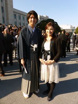 <第190通常国会召集>登院する宮崎謙介、金子恵美衆院議員夫妻=2016年1月4日