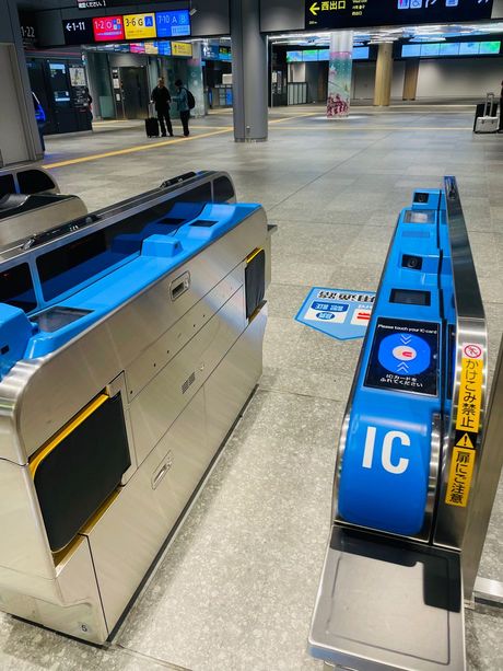 カメラが2台取りつけられた顔認証改札機（大阪駅うめきた地下口）
