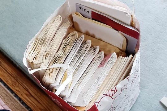 写真は今も残している顧客ノートの一部／44歳の時、支店長から店を持ってほしいと頼まれ、自分のショップを持ち、所長として従業員の指導などを行う管理業務も担うようになった。