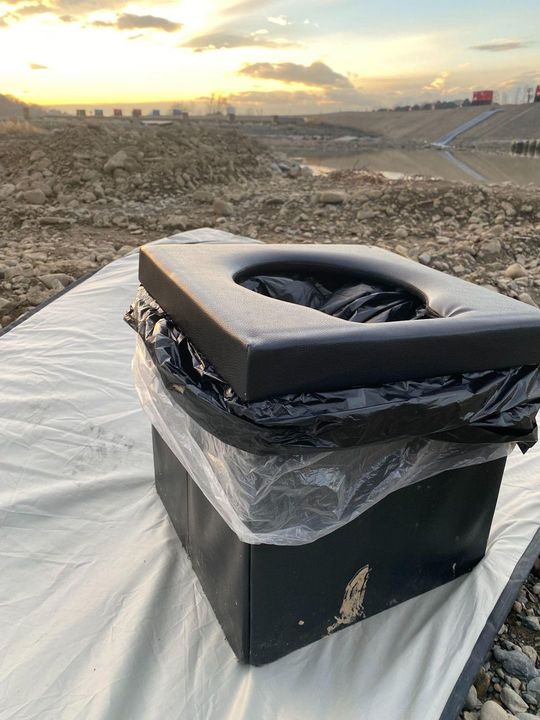 現場に行く際に持ち歩いている携帯トイレ。小さい箱のような形状で、中にはビニール袋が敷かれている