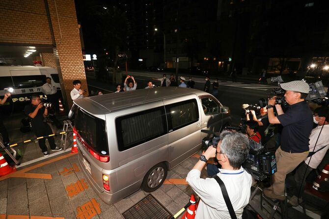 警視庁目黒署から出る歌舞伎俳優の市川猿之助容疑者を乗せた車両