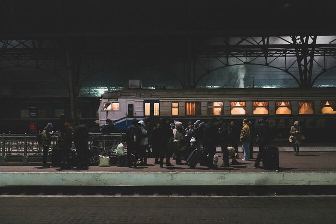 ウクライナ・リヴィウ駅で列車を待つ人たち
