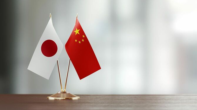 机の上に日本語と中国の国旗
