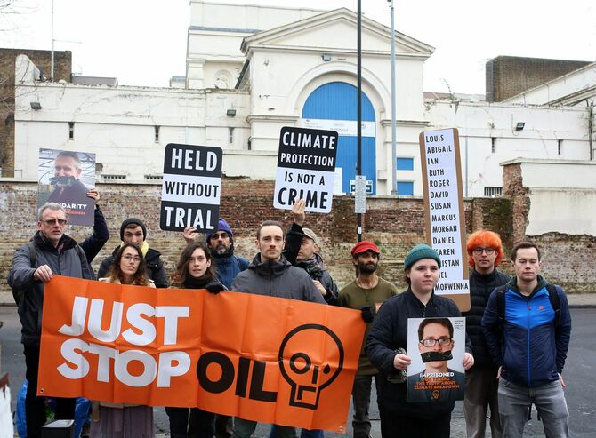 ロンドンのペントンヴィル刑務所の前で、収監された仲間の開放を訴えるJSOの活動家たち（2023年2月11日）