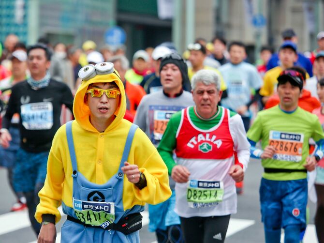 2018年2月25日に東京で開催された第12回東京マラソン、日本橋を走り抜けるランナーたち