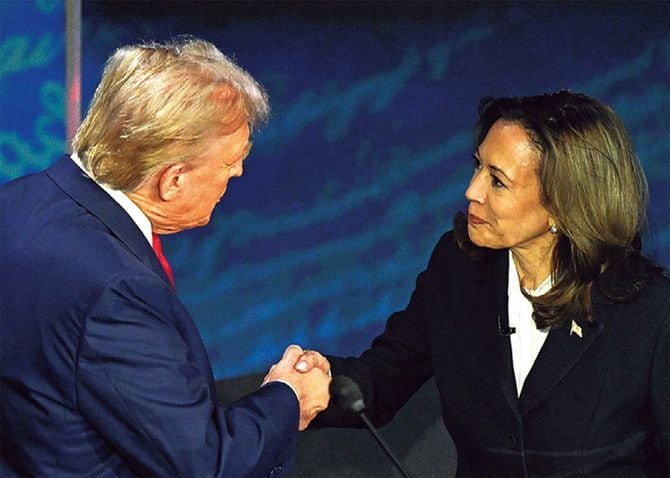 民主党の大統領候補となったハリス副大統領(右)。支持率ではトランプ前大統領。