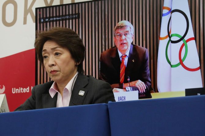 東京五輪・パラリンピックに向けた5者協議で国際オリンピック委員会（IOC）のトーマス・バッハ会長（後方モニター）のあいさつを聞く大会組織委員会の橋本聖子会長＝2021年3月3日、東京都中央区